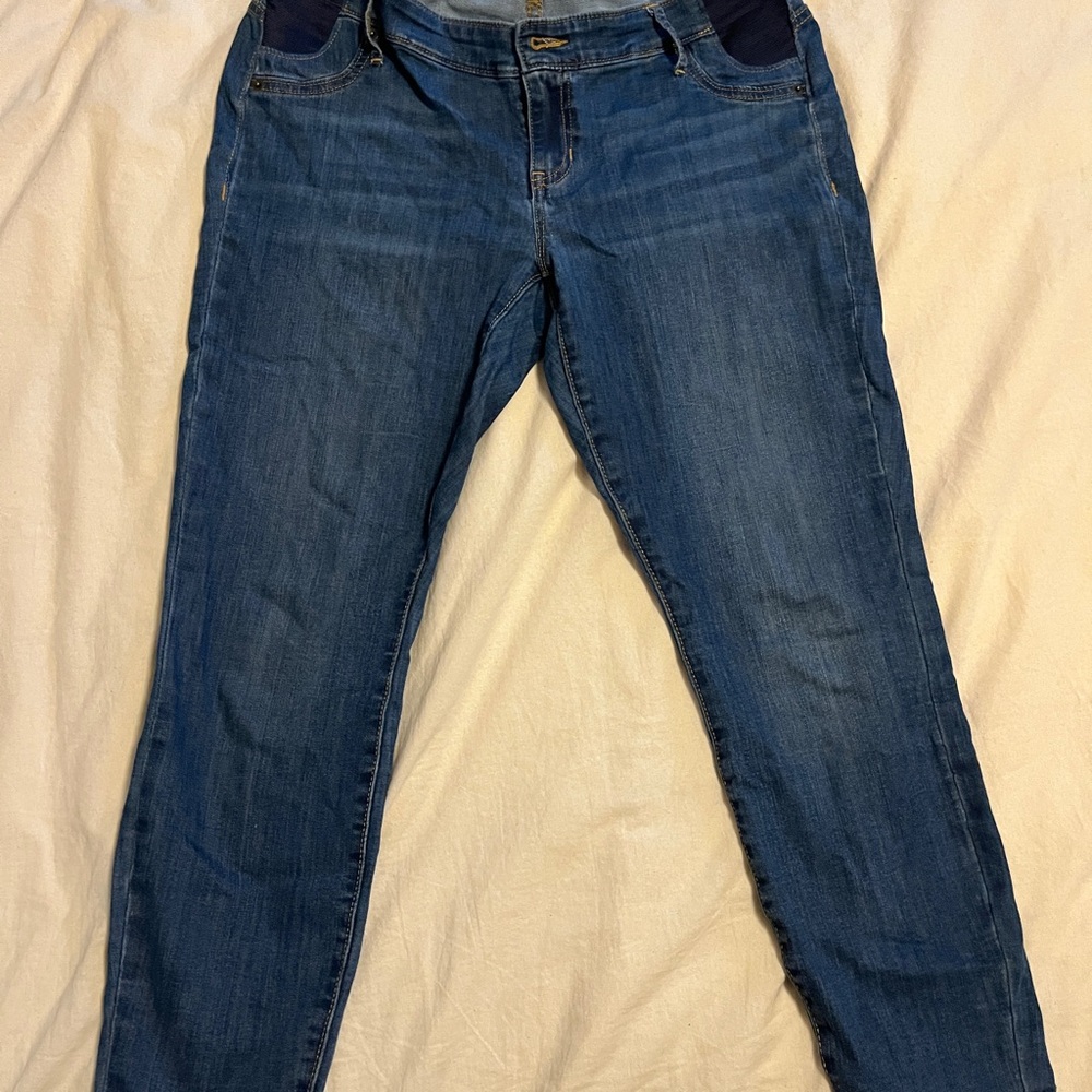 Classic Blue Straight Leg Jeans with Timeless Appeal